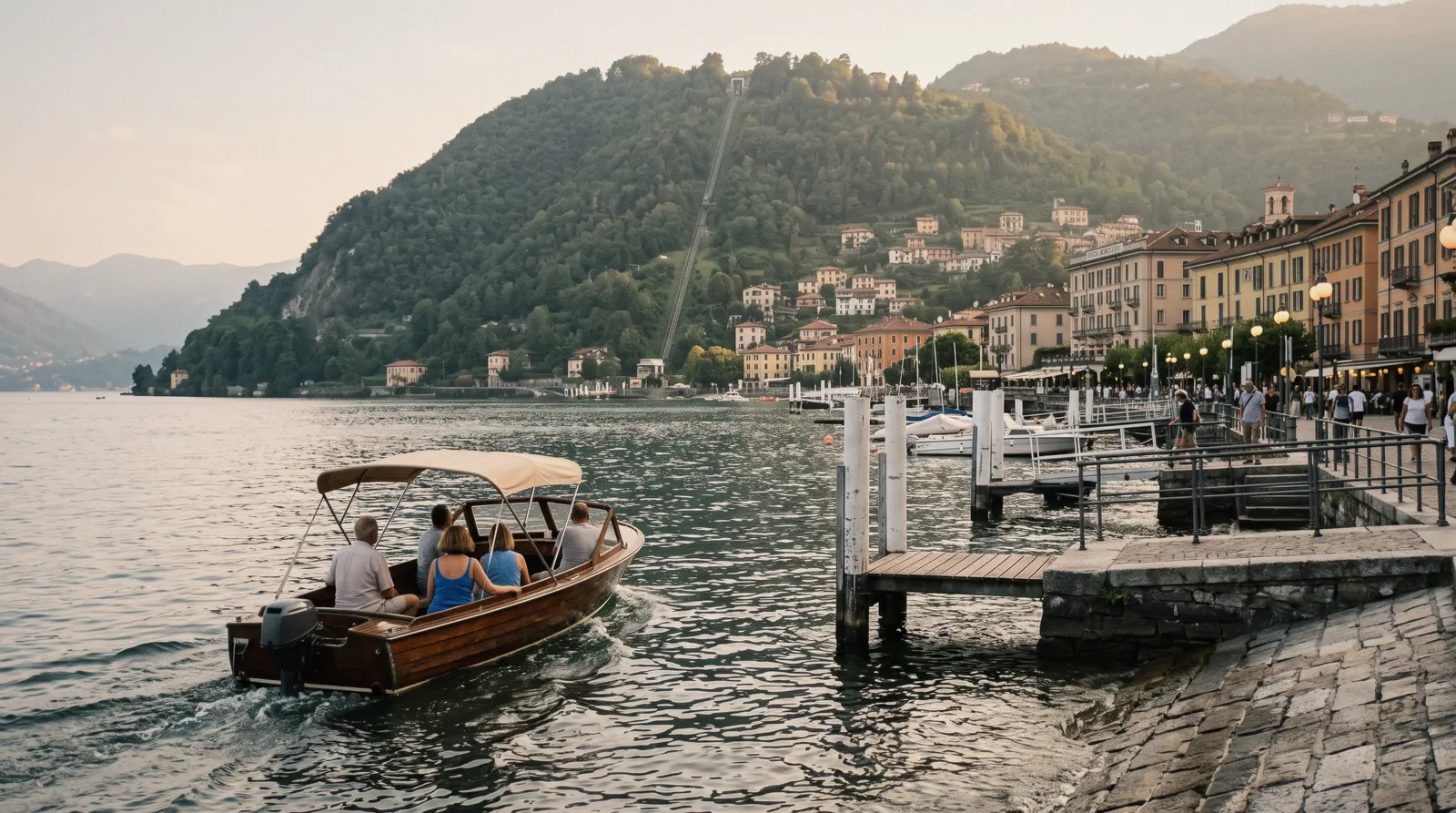 A small boat leaving the Piazza Cavour lakefront, where most Como tours start