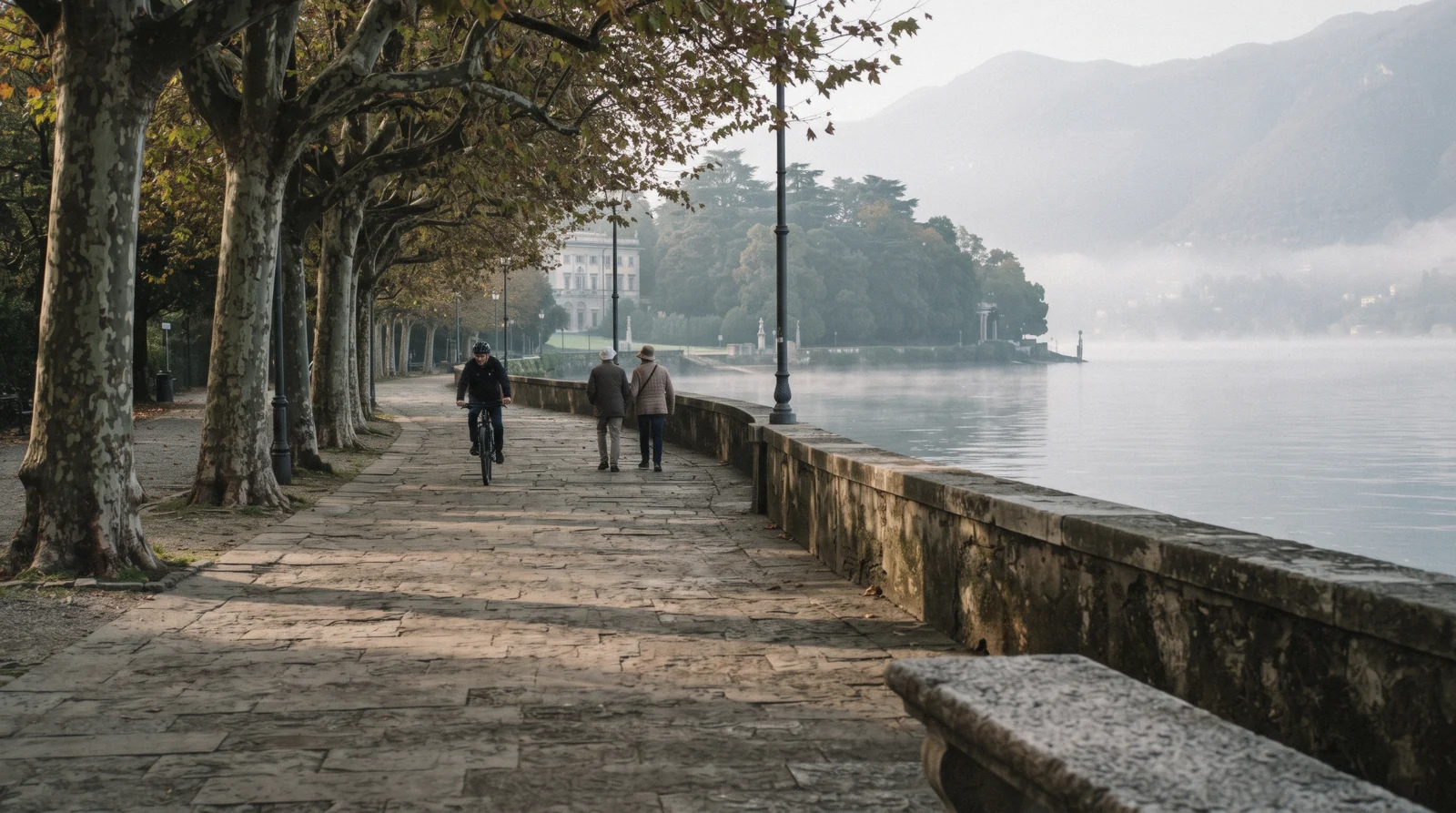 The lakeside path west of the Tempio Voltiano toward Villa Olmo, one of the flat walks in Como